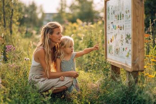 Familienfreundliche Hinweisschilder im Gartenverein